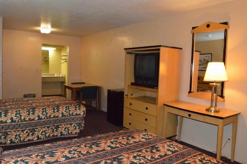 Delux Inn Tulsa image 11