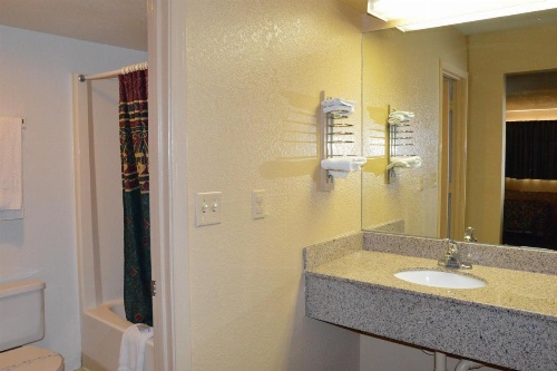 Delux Inn Tulsa image 12
