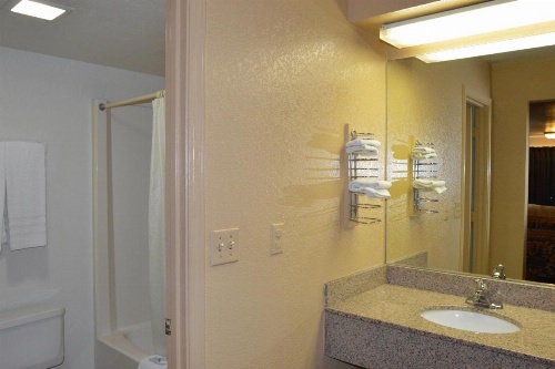 Delux Inn Tulsa image 13