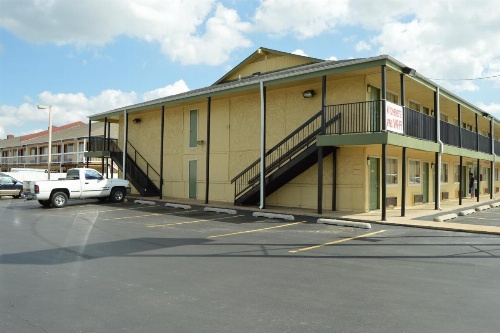 Delux Inn Tulsa image 5